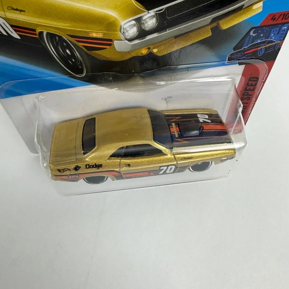 Hot Wheels 70 Dodge Hemi Challenger Gold‎ Nightburnerz 4/10 Diecast Car 2026
